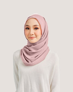 Defect Snug EYELASH in Deep Blush | Guzel KL