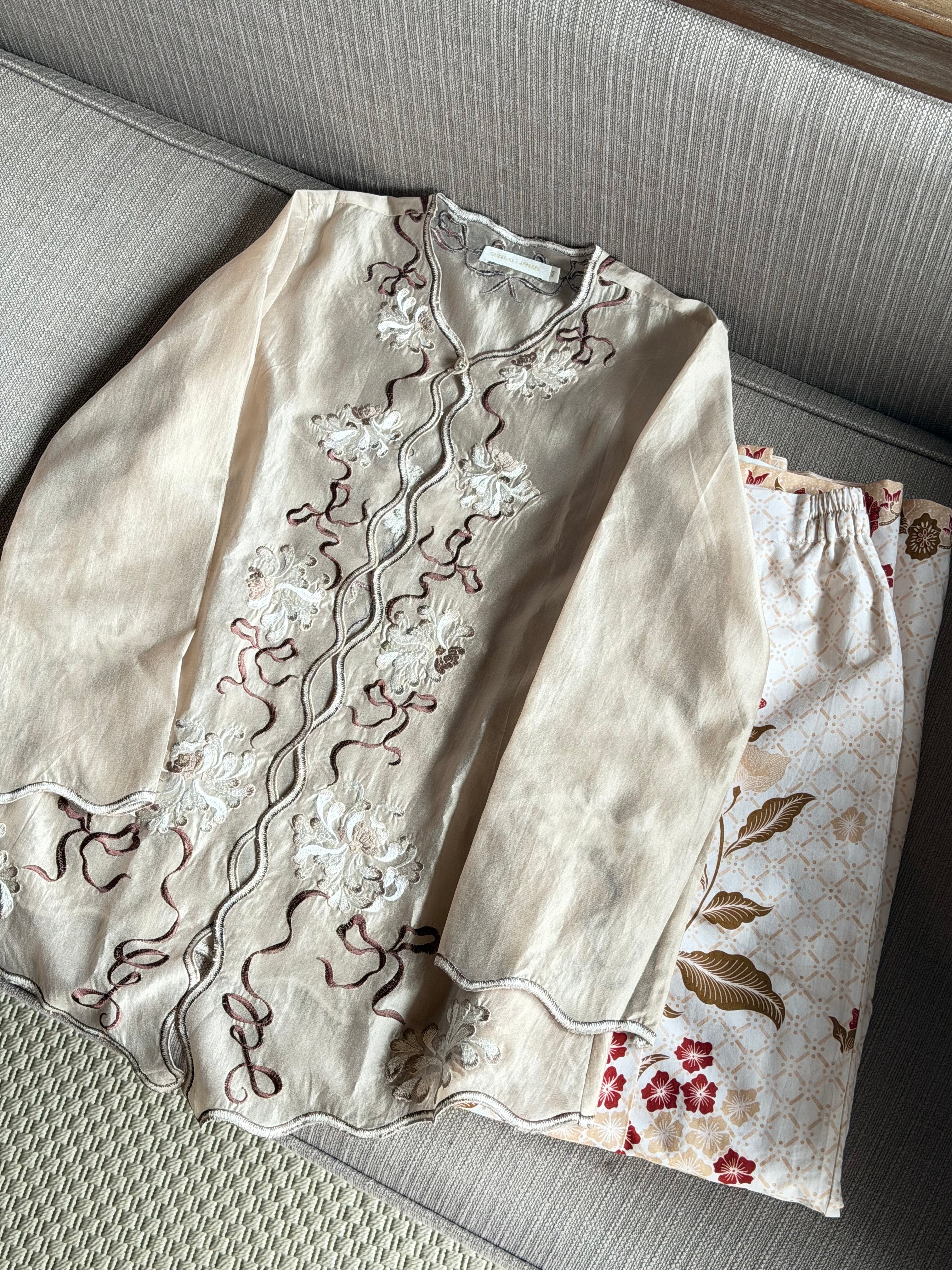 Nona in Taupe Brown