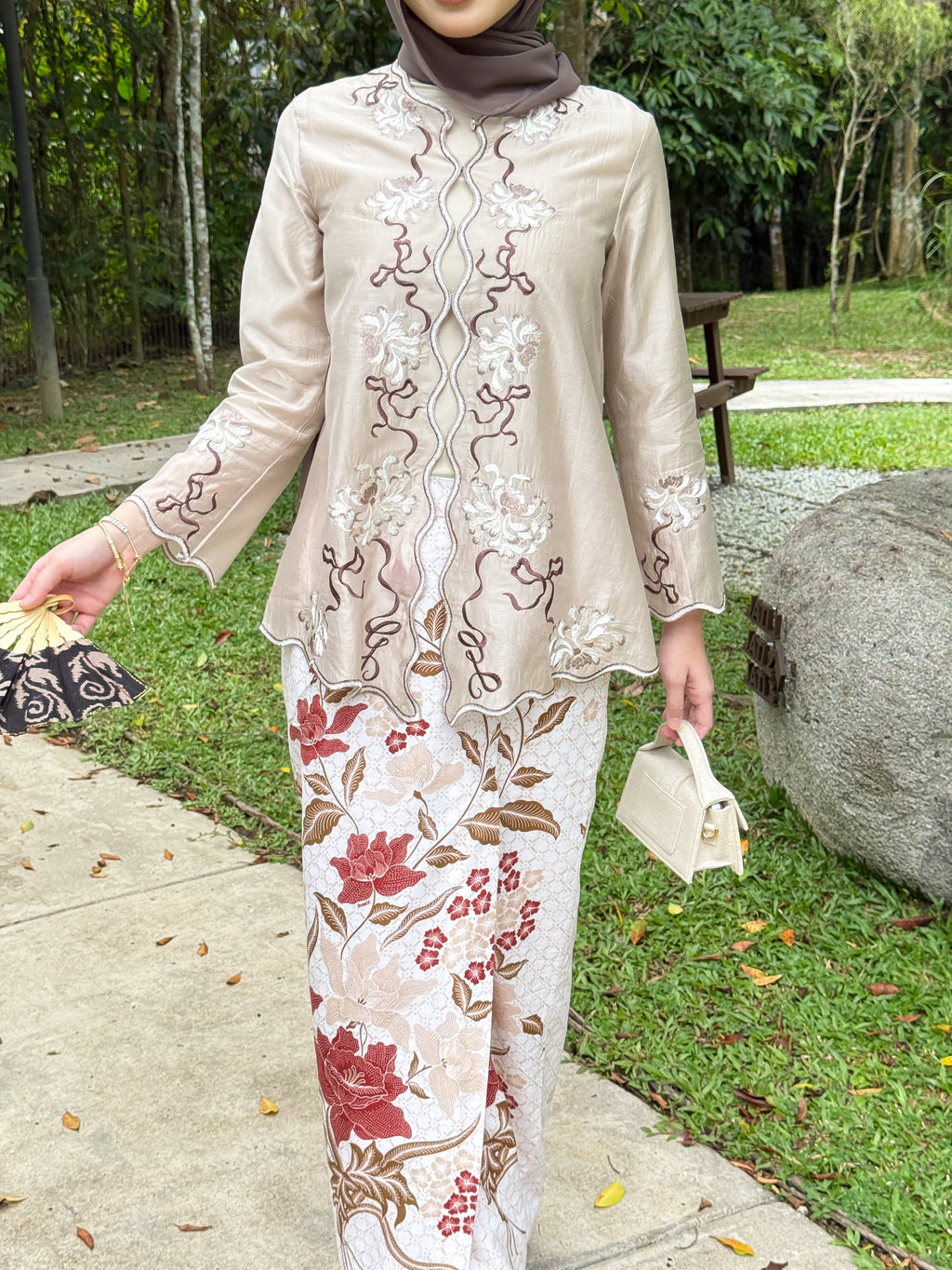 Nona in Taupe Brown