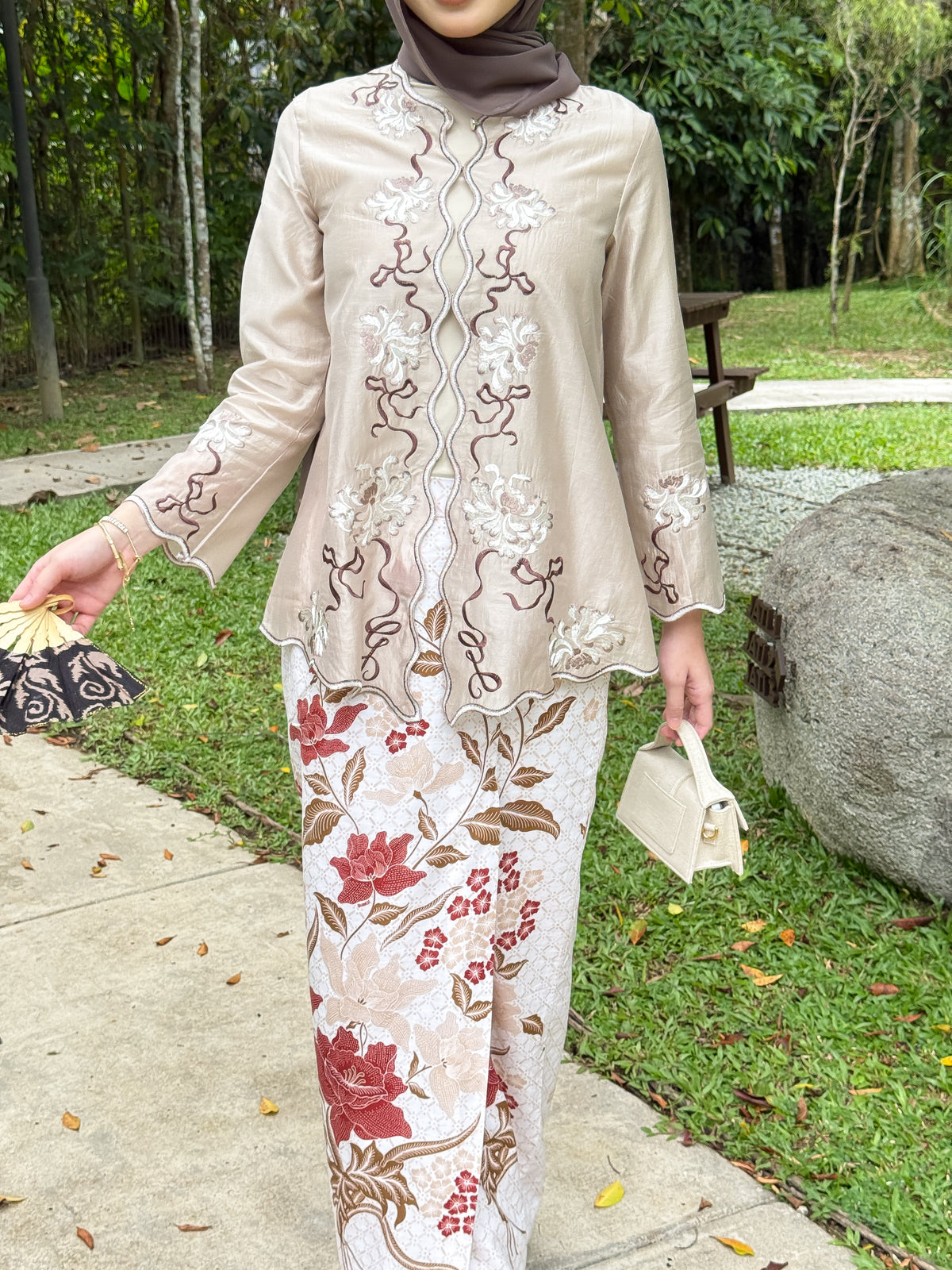 Nona in Taupe Brown